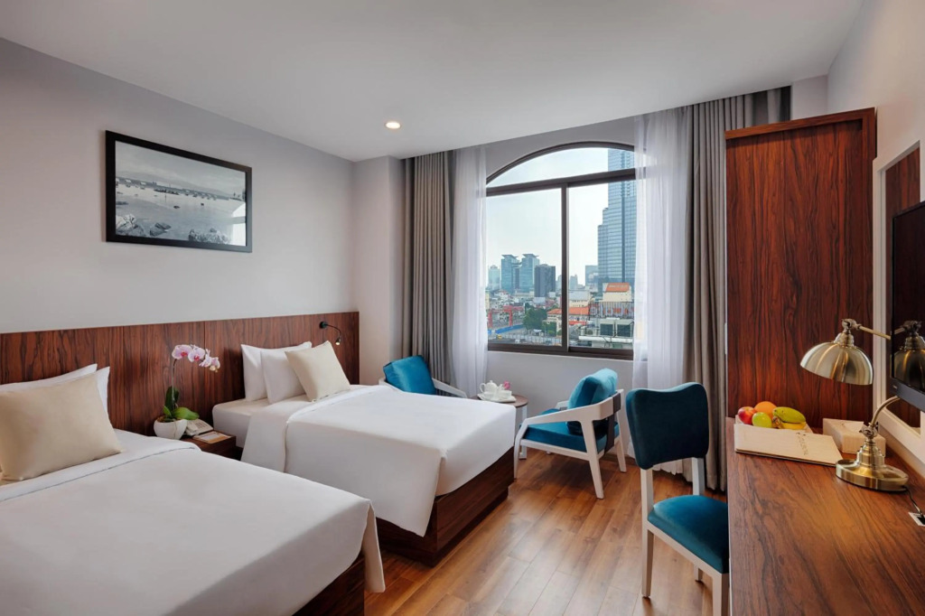 Happy Life Grand Hotel & Rooftop Skybar