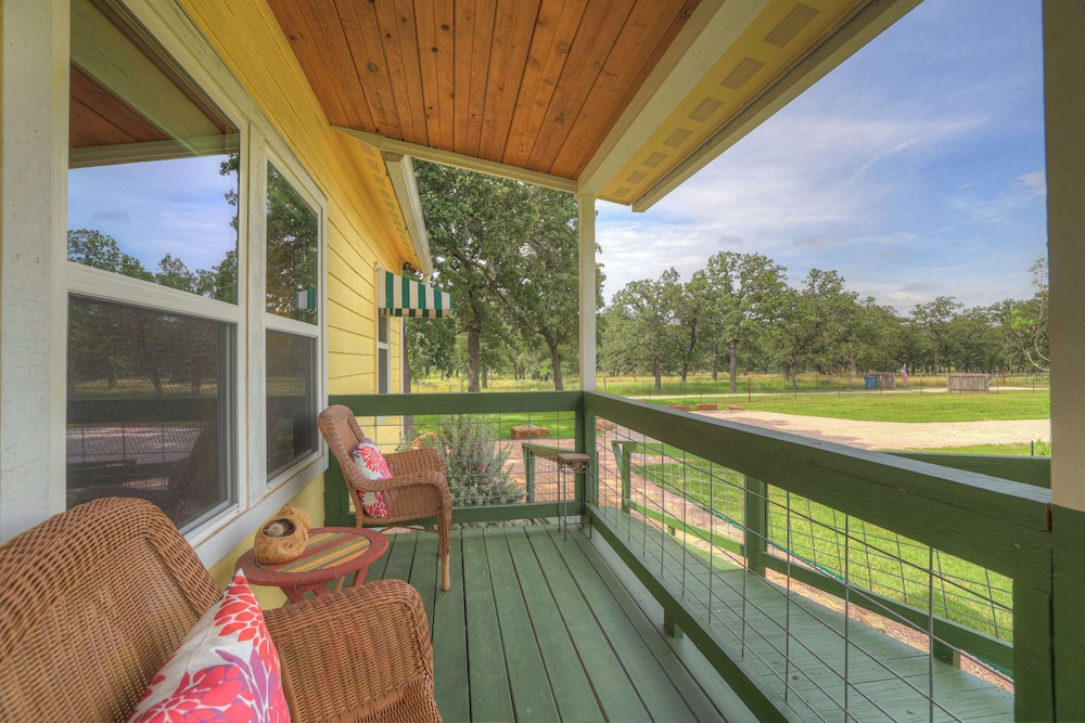 Farmhouse Charm 10 Min to Downtown, Pet Friendly!