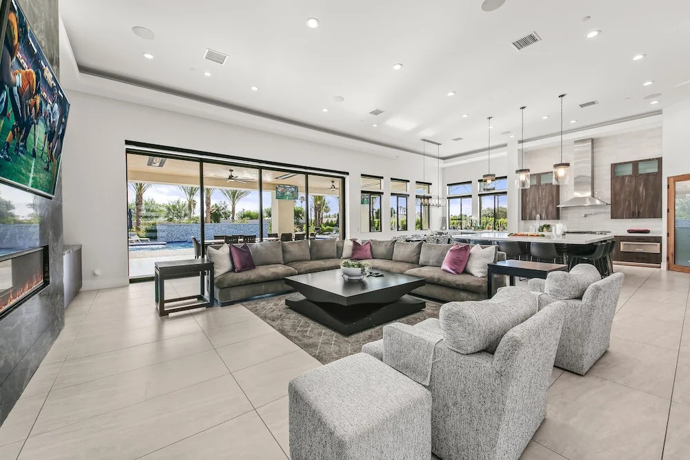 Palm Villa- Luxury 7 Bed, Pickleball, Volleyball, Golf