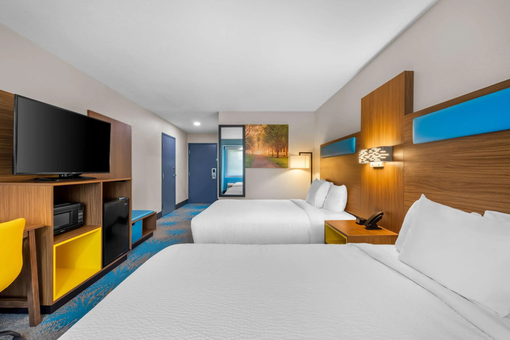 Days Inn & Suites by Wyndham Brandon Amphitheater