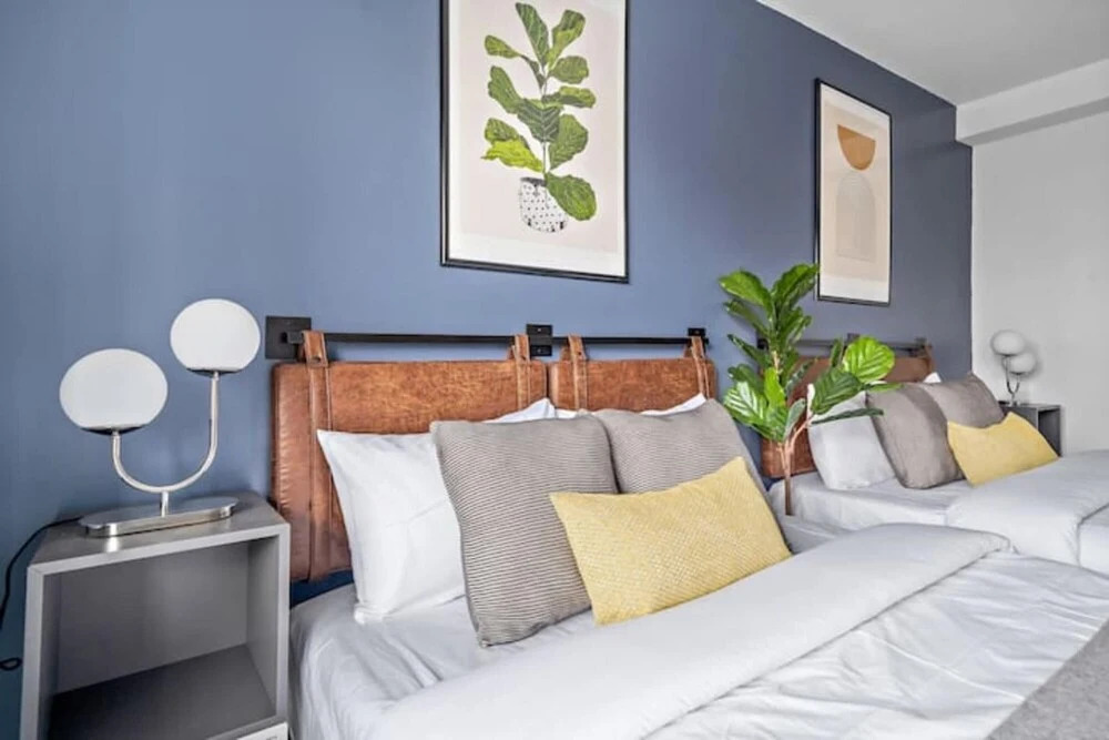 Newly Renovated Studio 2 Queen Size Beds 5 min Walk to Mcgill