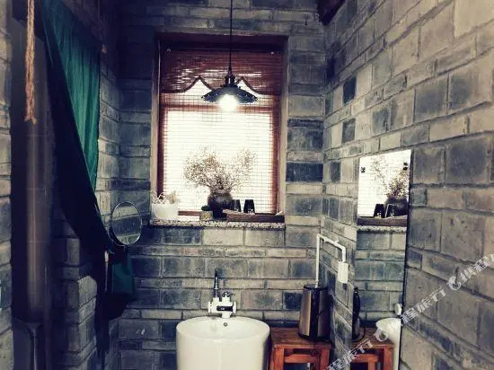 Jiuguli No. 2 Courtyard Hotel