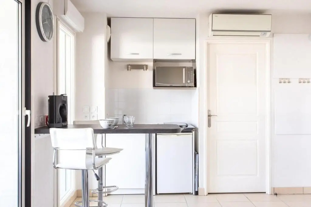 Air-conditioned studio with furnished terrace and parking