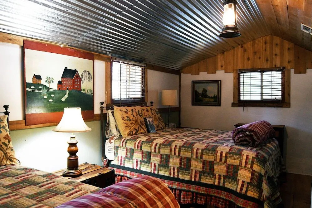 Country Woods Inn