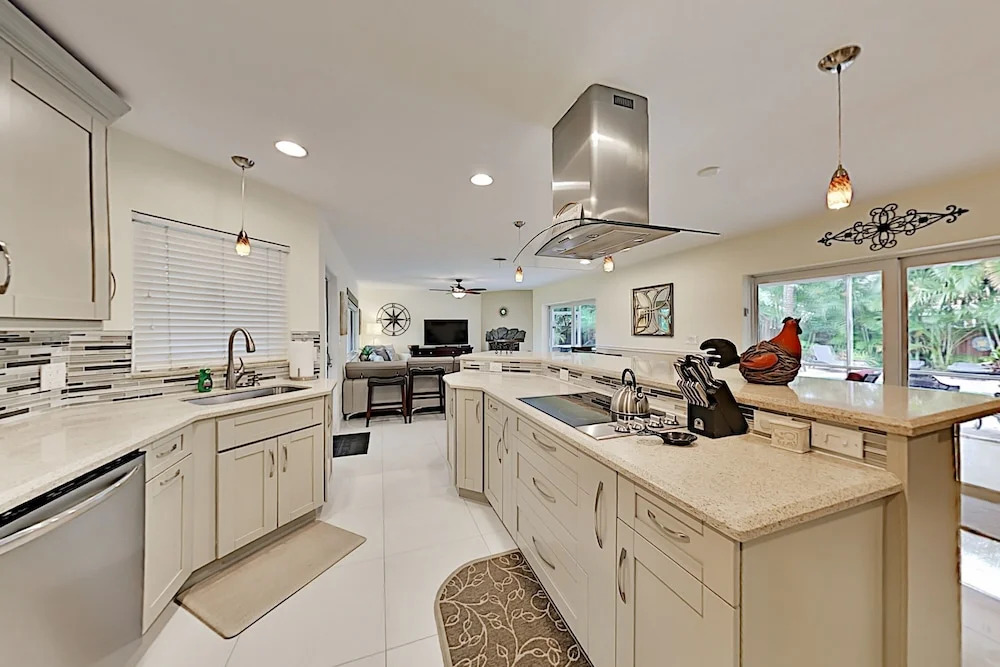 Steps To Beach! Heated Pool, Spa & Chefs Kitchen 3 Bedroom Home