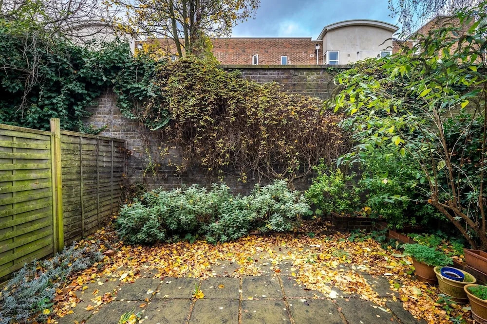 Charming 2BR Flat With Patio in Hammersmith