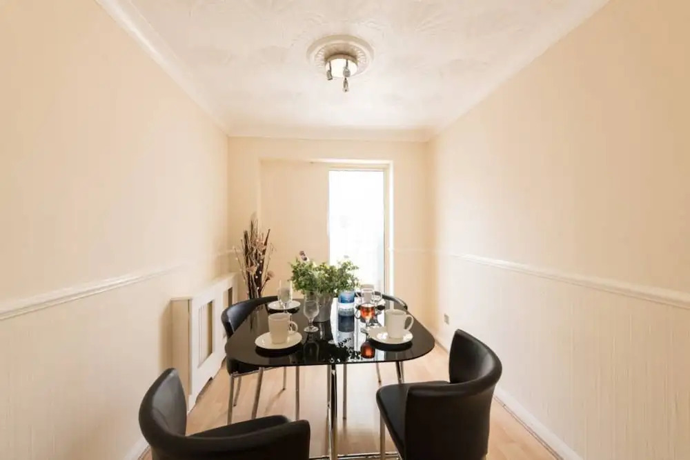 3 Bedroom House in Canning Town With Parking