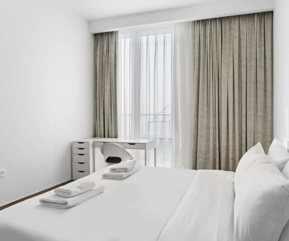WelHome - Stunning 3BR Apartment with Balcony and Canal View