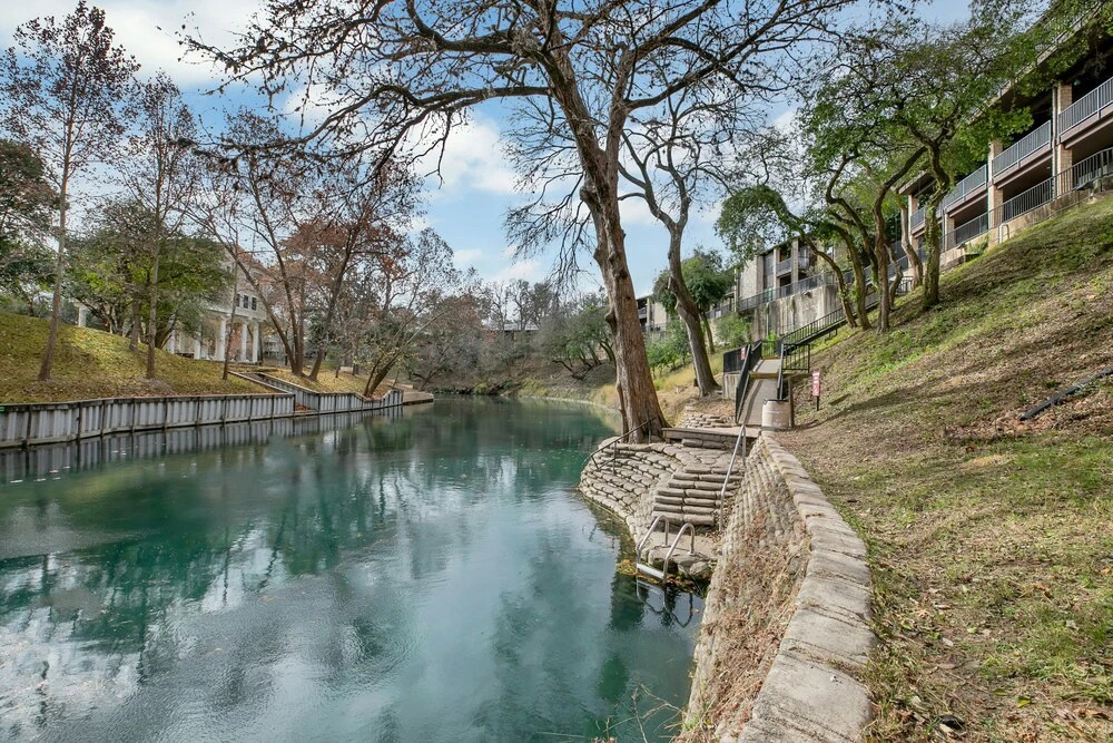 New! Luxurious Riverfront Condo Just 1 Blk to Schlitterbahn!
