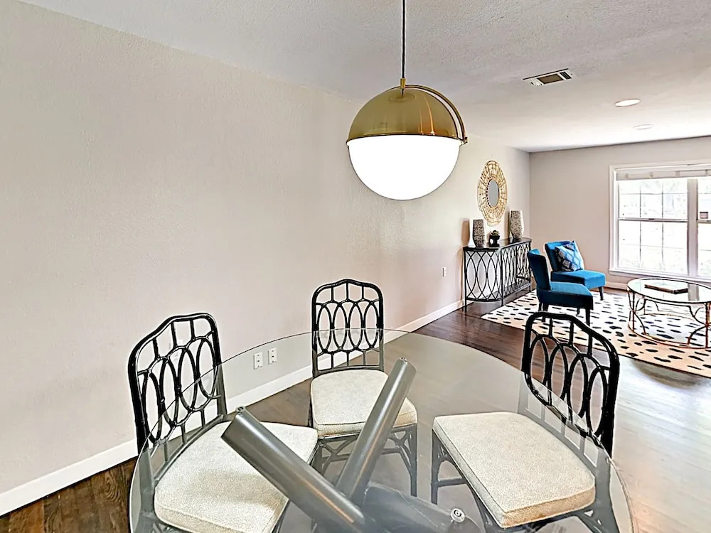 3BR 2BA Remodeled Rosedale House by RedAwning
