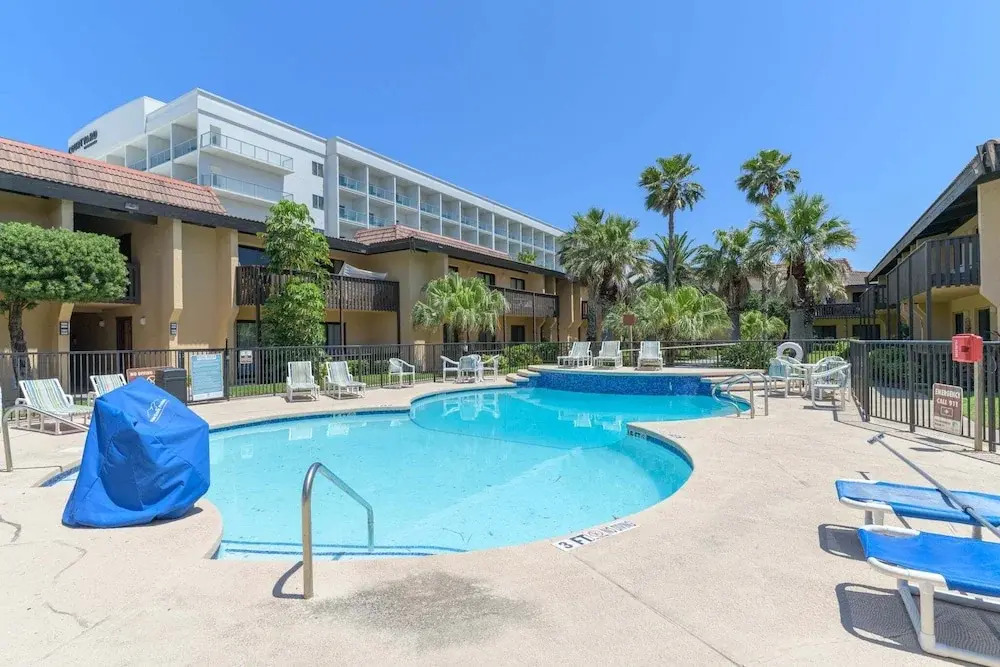 Modern 3br Condo Sleeps 6 Near Beach 3 Bedroom Condo