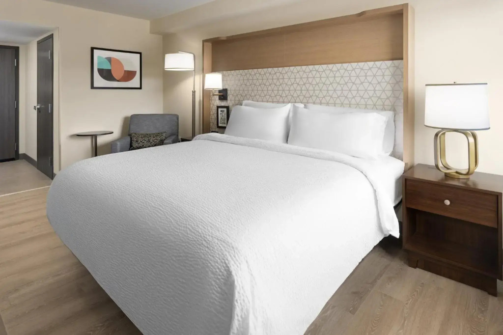 Holiday Inn & Suites Richmond West End by IHG