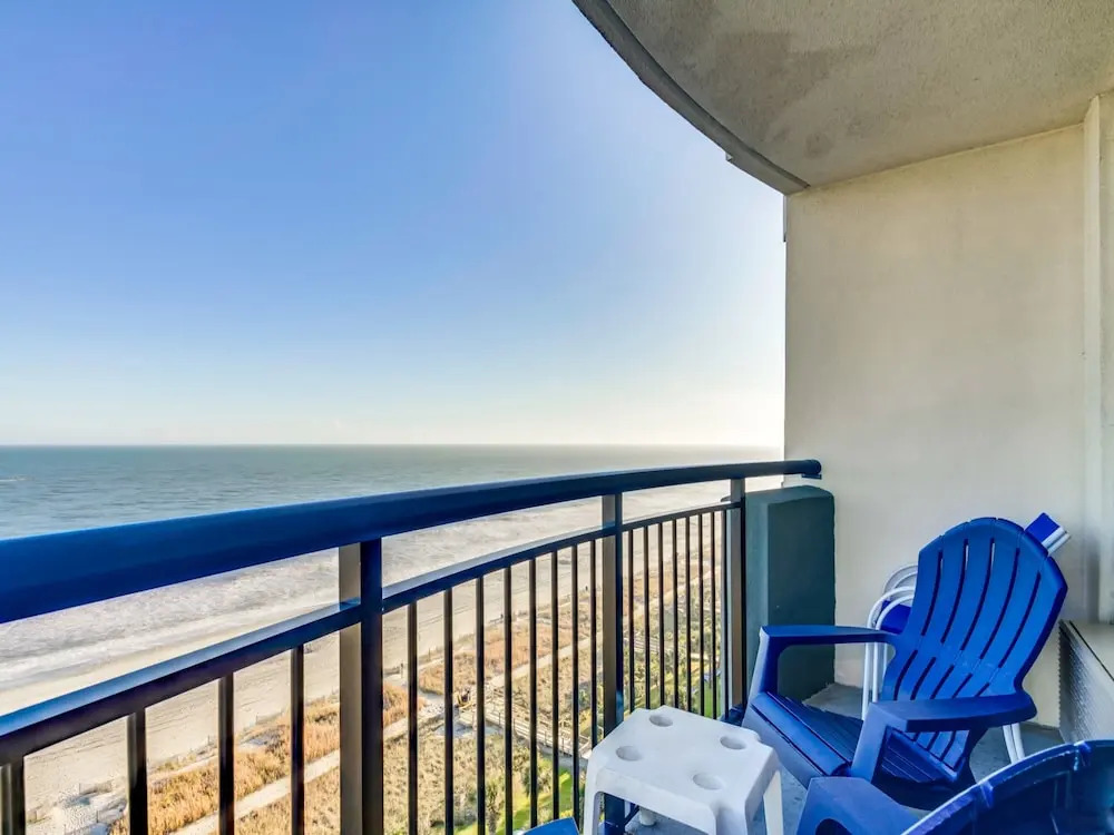 Spectacular Oceanfront Condo by Hosteeva