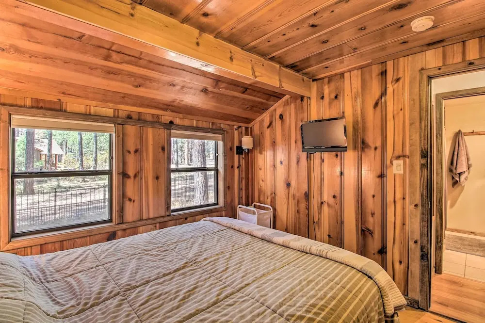 Deck & Grill: Pet-Friendly Lakeside Cabin