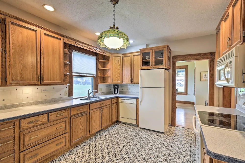 Historic Cumberland Home on Beaver Dam Lake!