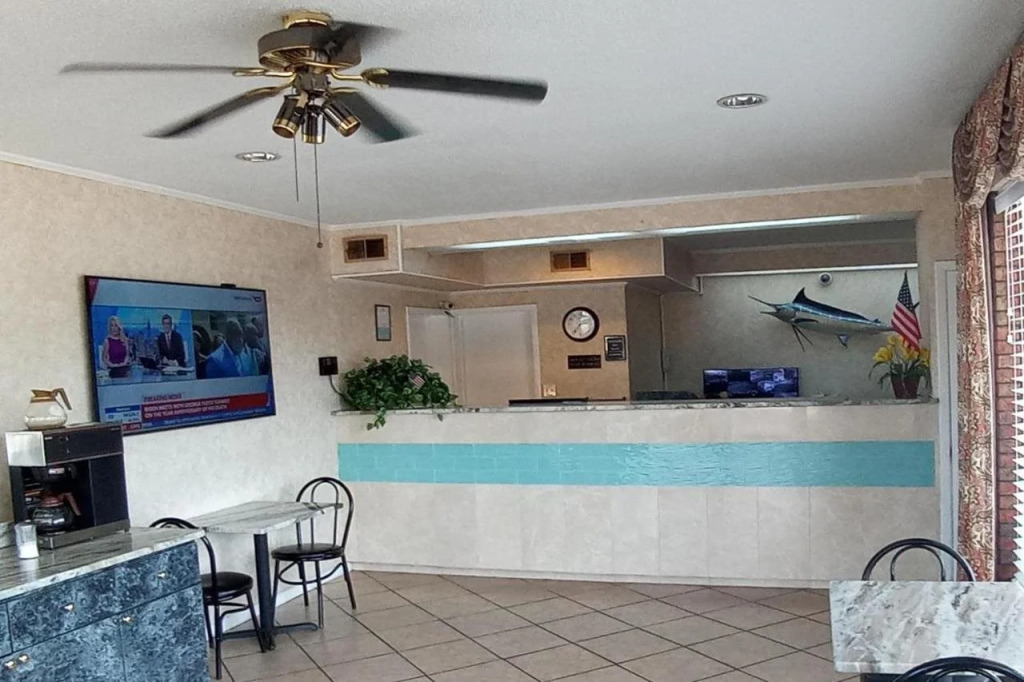 Hole Inn the Wall Hotel - Fort Walton Beach - Sunset Plaza - nearby Beaches & Hurlburt