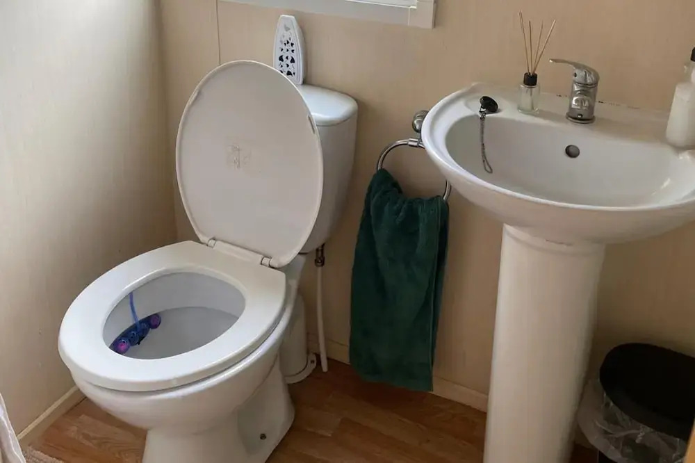 Caravan - Sleeps 8 - Pets Ok - Parking - Patio