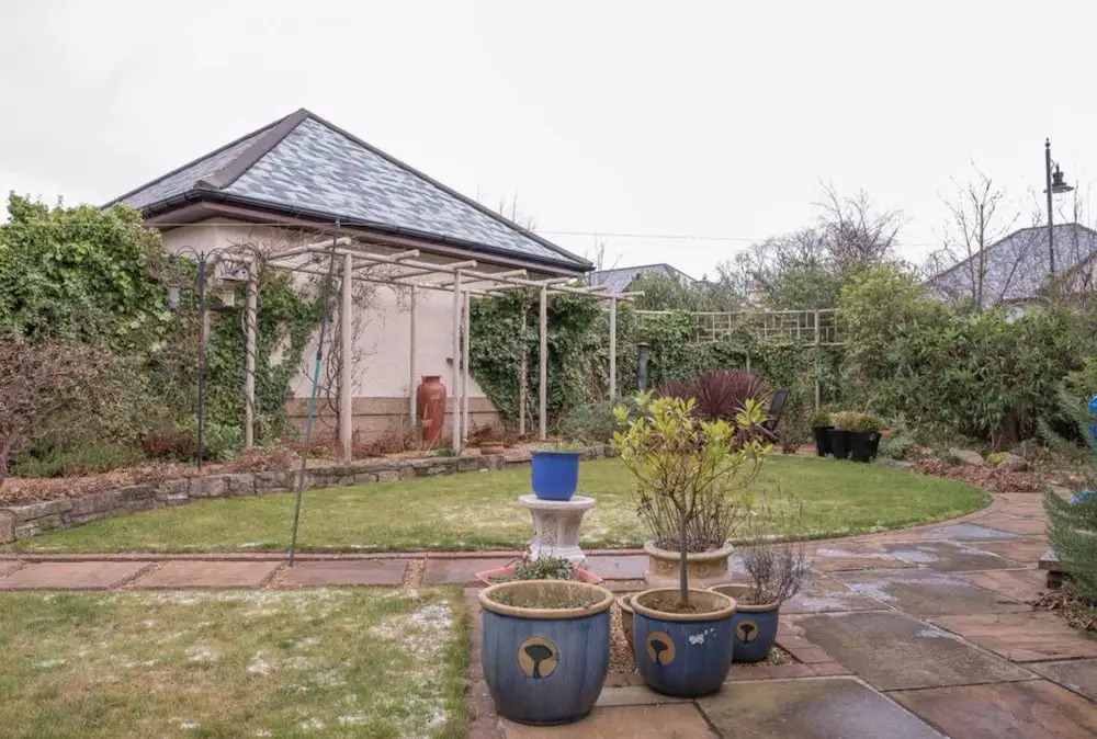 5 Bedroom House With Free Parking