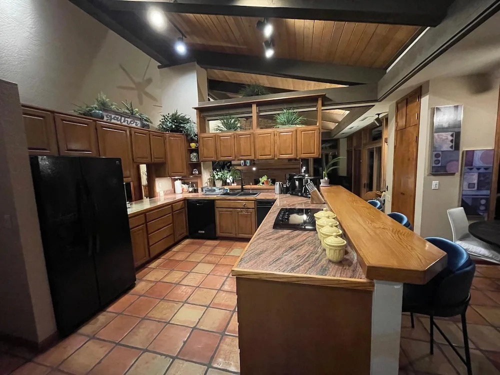 Hilltop Designer Villa, 3 Acres, Forever Views