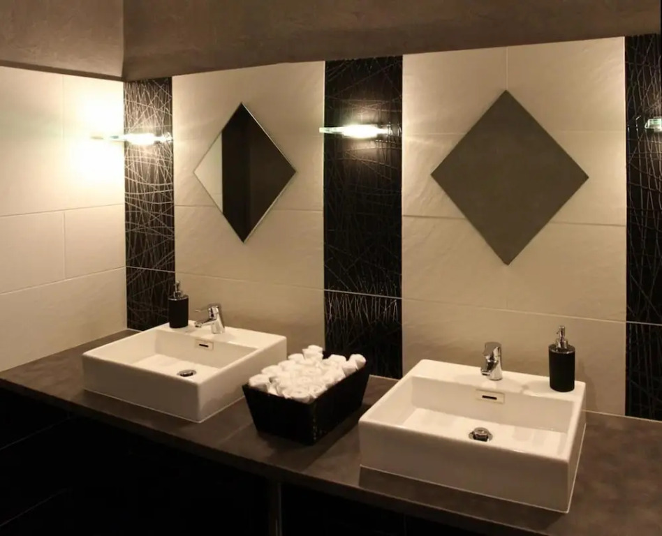 Hôtel & Restaurant - Le Manoir des Cèdres - piscine extérieure et climatisation