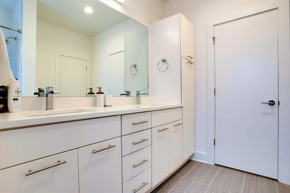 Modern 8bed/4ba Home w/ Roof Deck & Grill by Domio