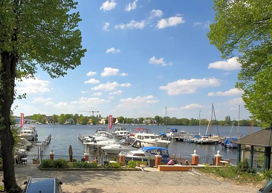 Yacht- , und Reisemobilhafen "Historisches Fährhaus" Wendenschloss