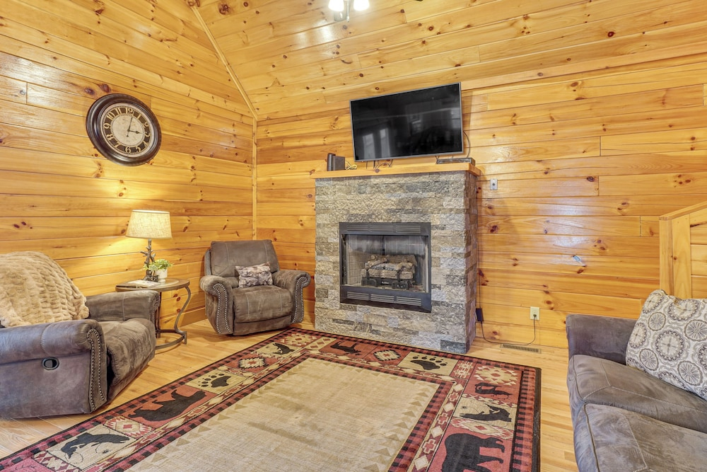 Mtn-view Gem w/ Hot Tub + Game Room in Sevierville