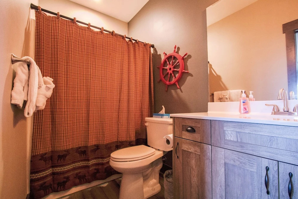 Lakefront Haven - 10 Br Home