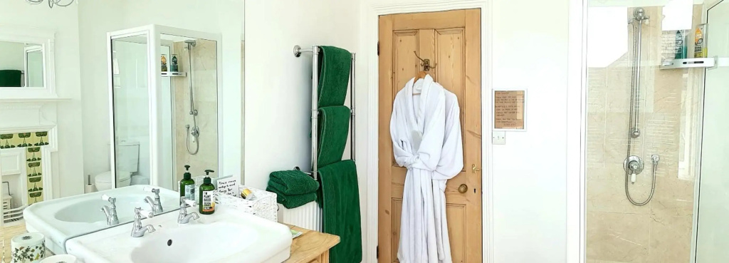 West Hill Retreat Edwardian Balcony Ensuite with Room Served Breakfast