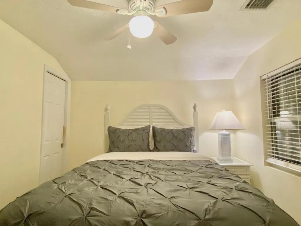 Siesta Beach Cottage, Sleeps 6, Walk to Beach, Stores, & Restaurants