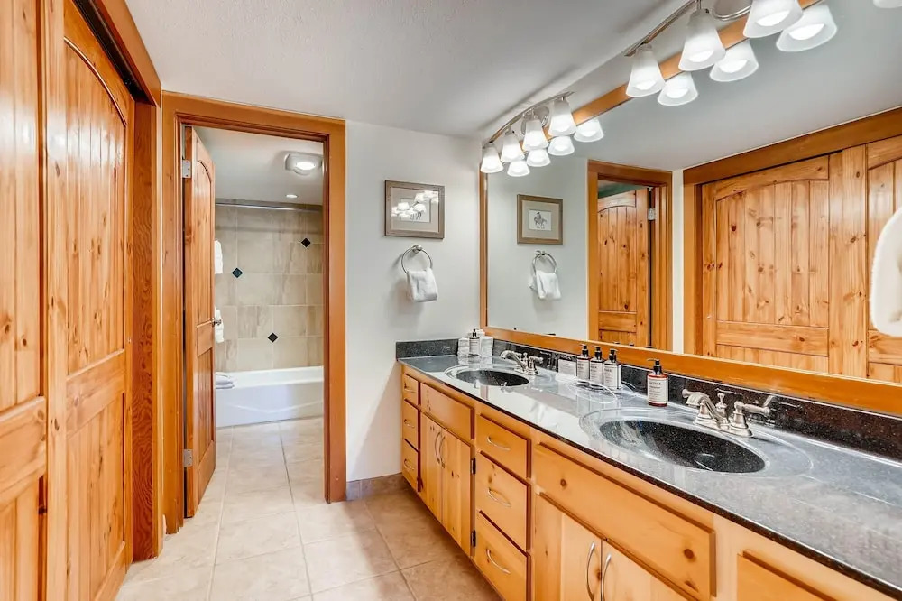 Spacious Remodel, 4br, Minutes To Conf Center & Slopes! 4 Bedroom Condo by RedAwning