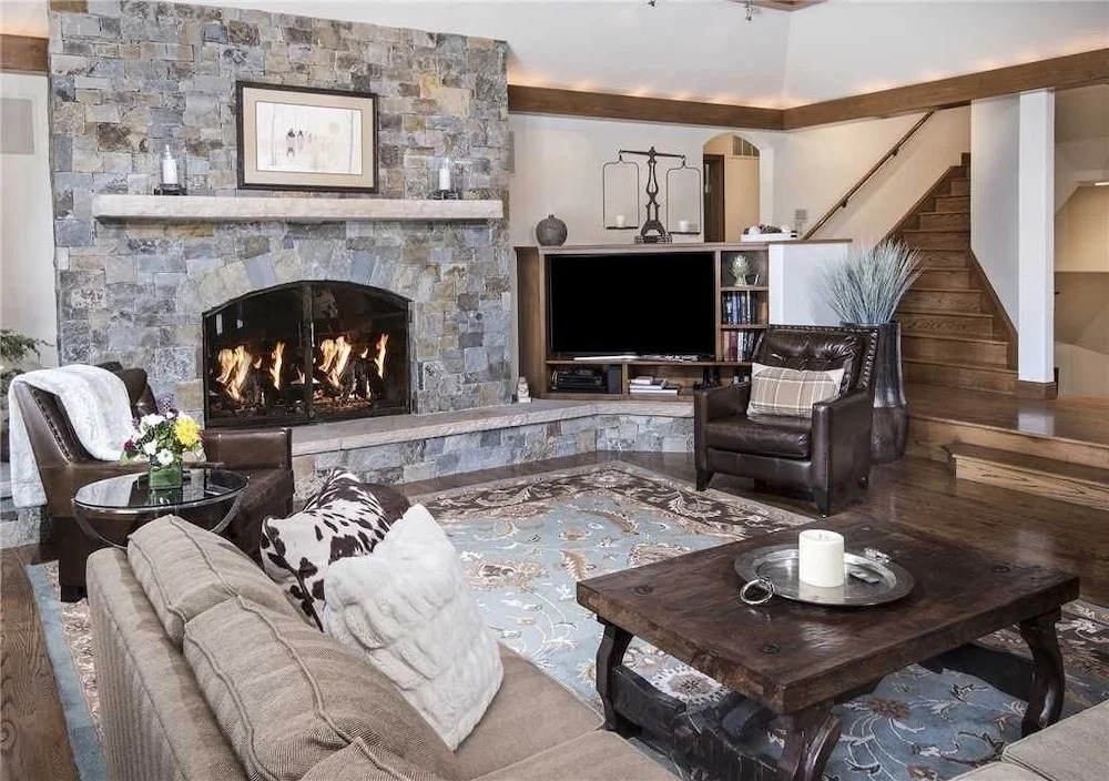 Holden Road Residence 5 Bedrooms 6 Bathrooms Condo