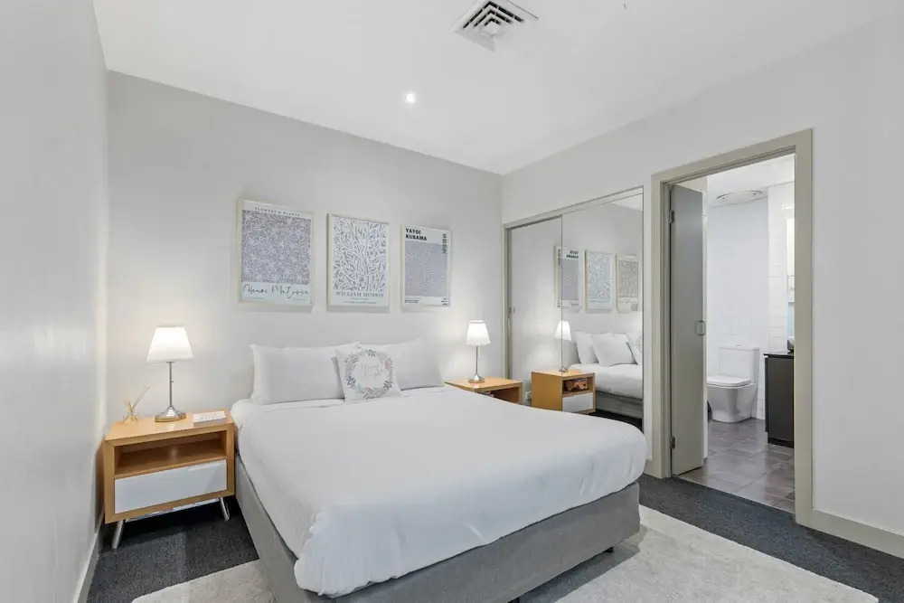 Sophisticated CBD 2-bed Apartment by Yarra River