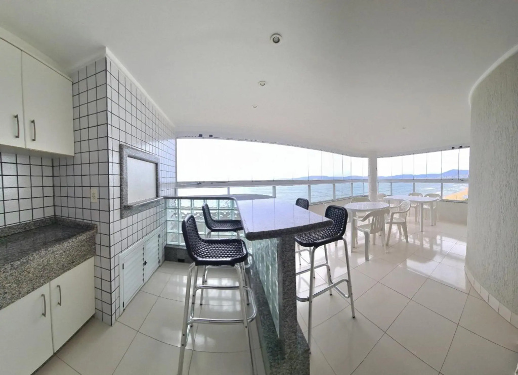 COBERTURA FRENTE MAR 2 SUITES E 1 QUARTO no Centro de Itapema
