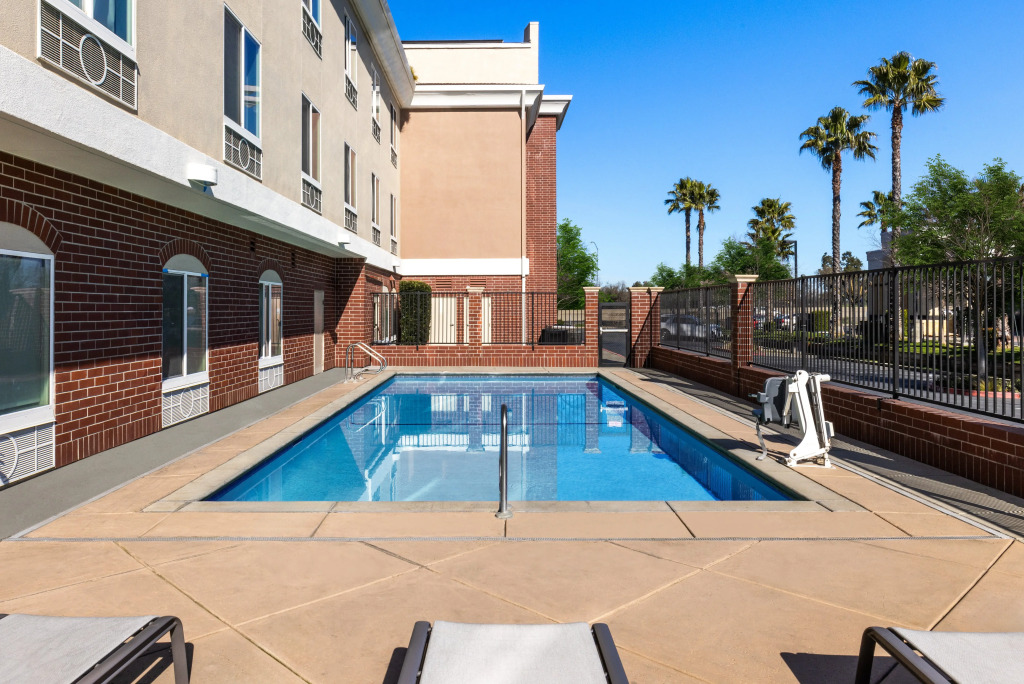 Holiday Inn Express & Suites Sacramento NE Cal Expo by IHG