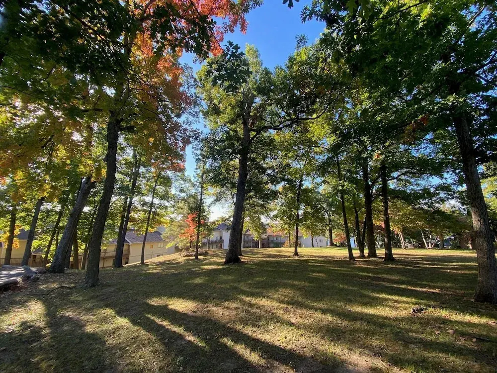 Lakefront Couple Retreat Near Hot Spots and Dining