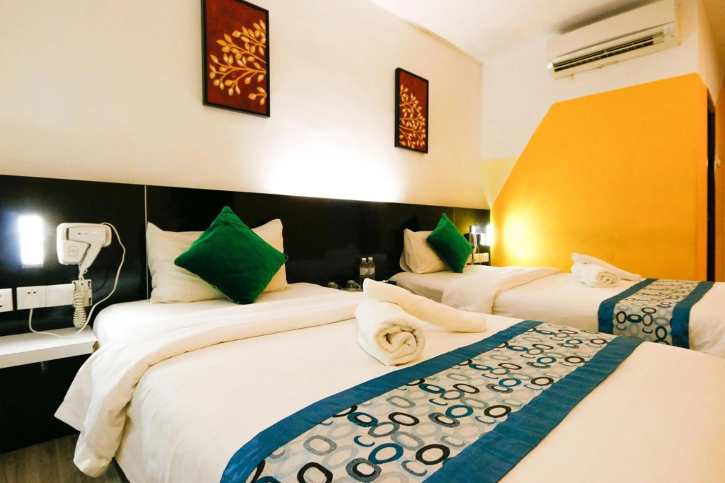 Swing & Pillows - Golden Roof Hotel Ampang, Ipoh