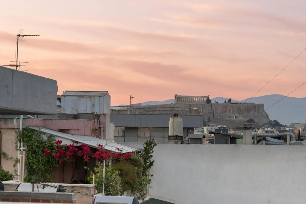 Sunny penthouse w/ Acropolis view next to metro