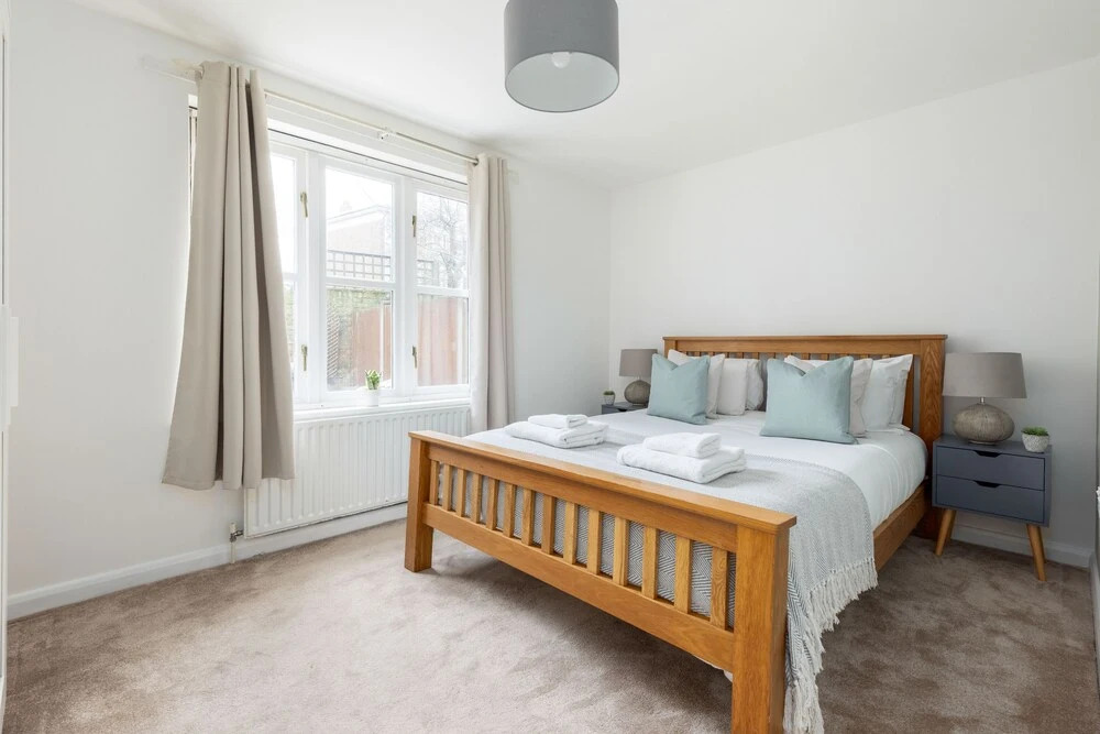 Magnificent 2 Bed Garden Flat in Oval