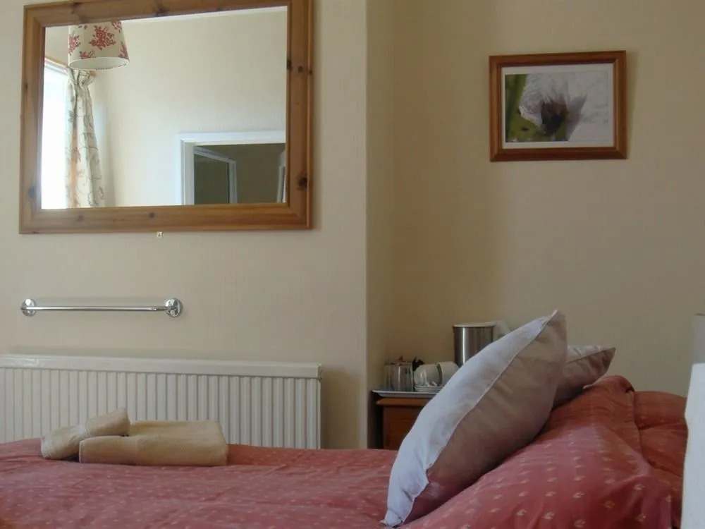 Harlequin Guest House with parking