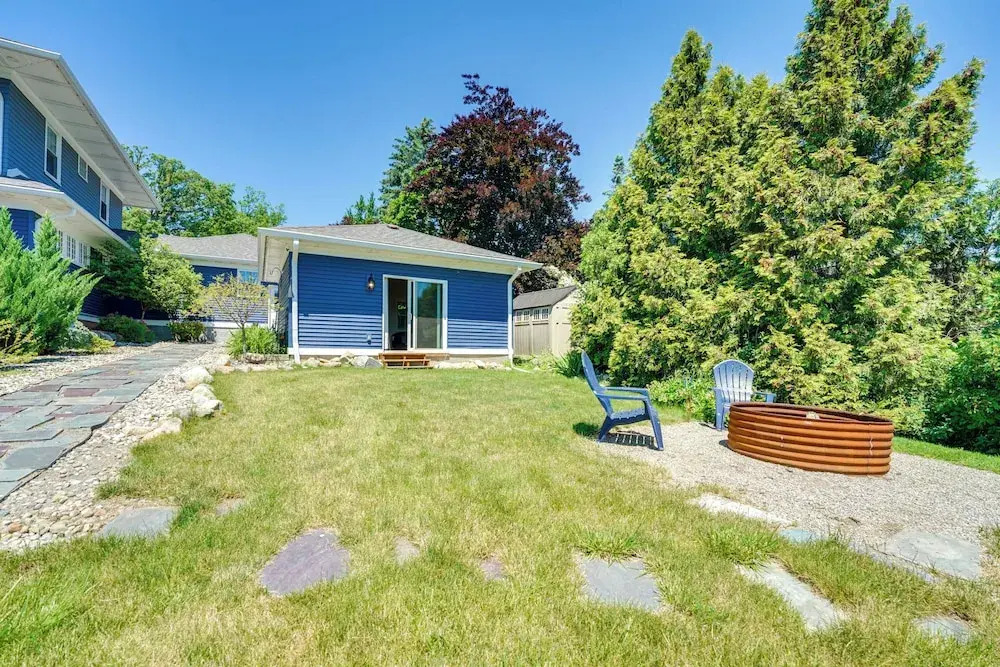 Serene Riverfront St. Clair Studio: Walk to Dtwn!