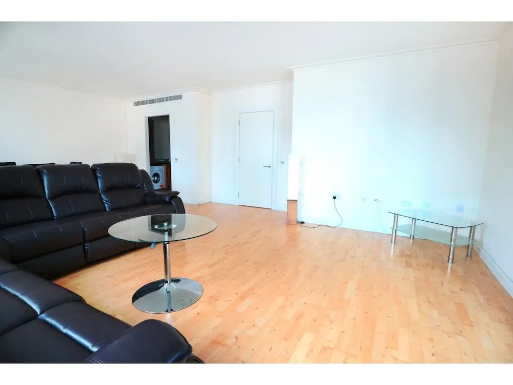 Breathtaking Modern Flat on the Dockside, Sleeps 6