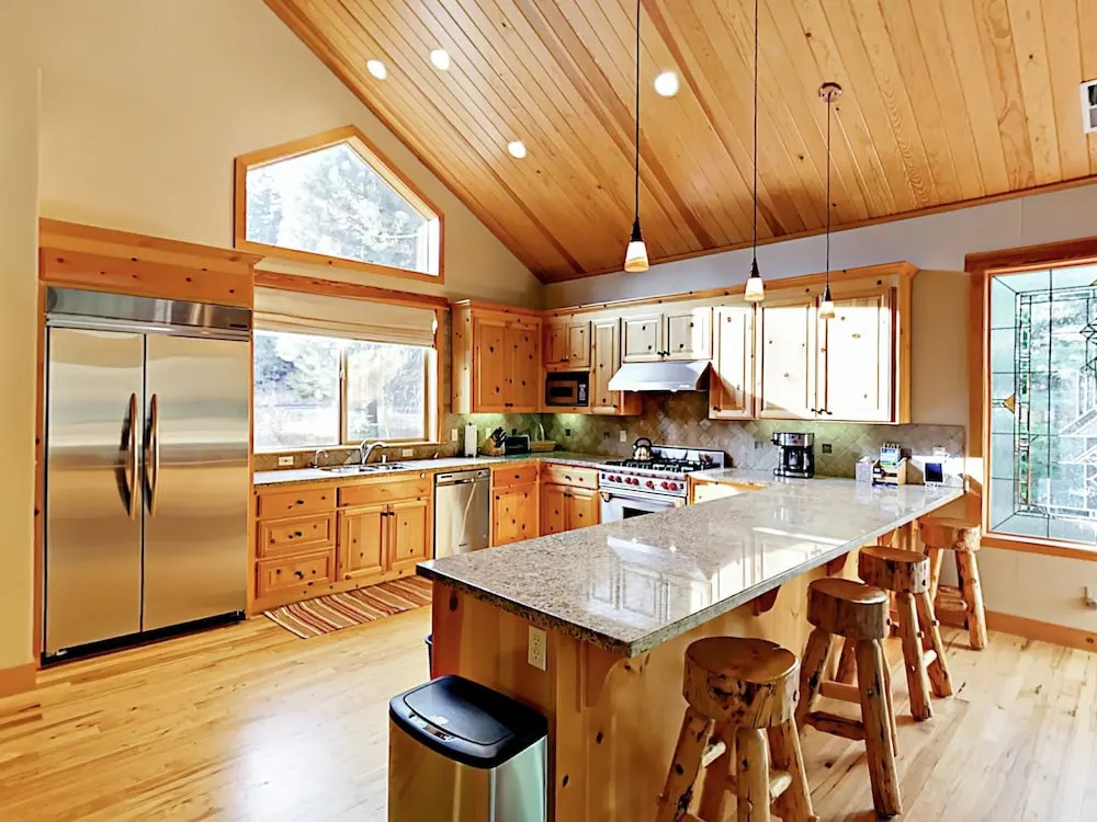 Big 5br W/ 2 Sunny Decks + Rec Center Access 5 Bedroom Home