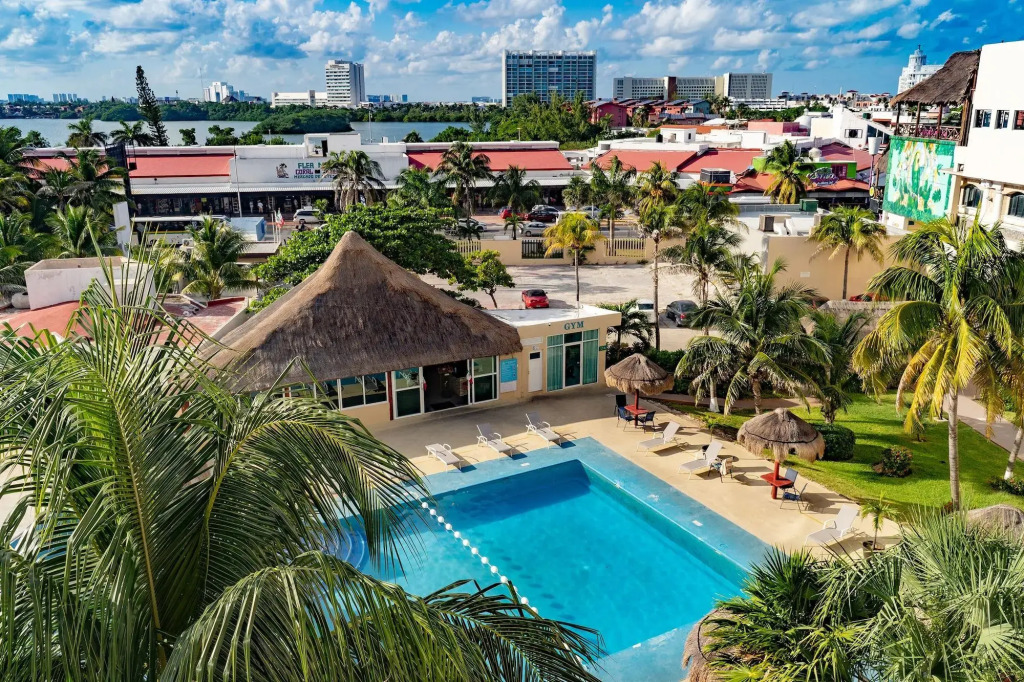 Paradise Beachfront & Nightlife Heart