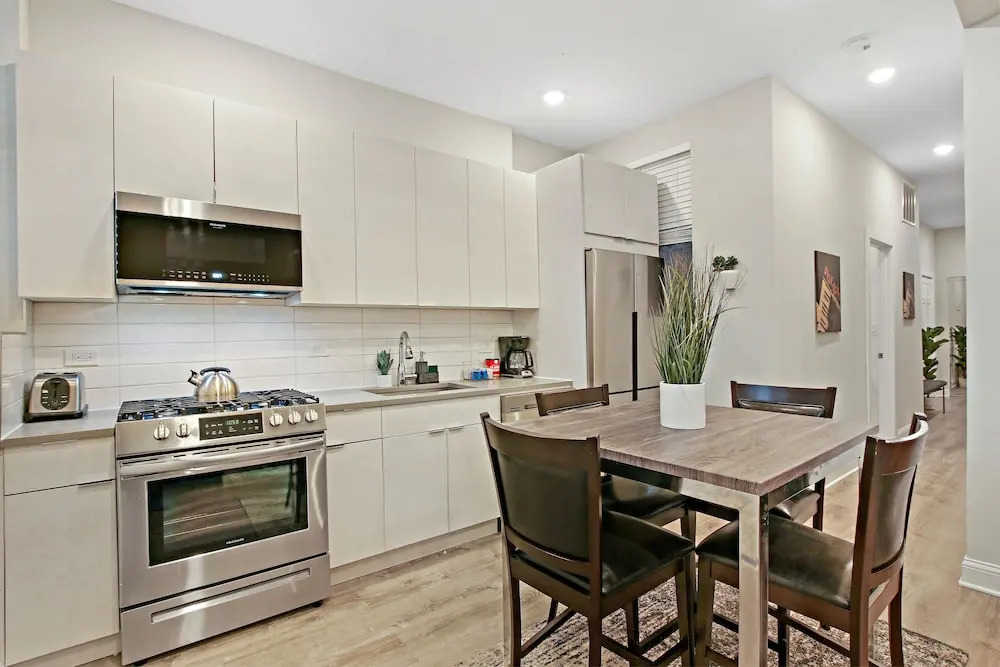 3BR Comfy Apt in Logan Square