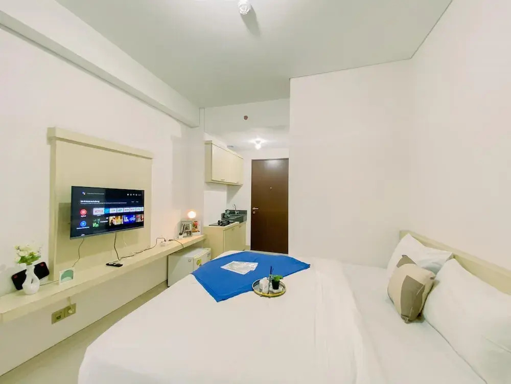 Comfy and Tidy Studio Transpark Cibubur Apartment By Travelio