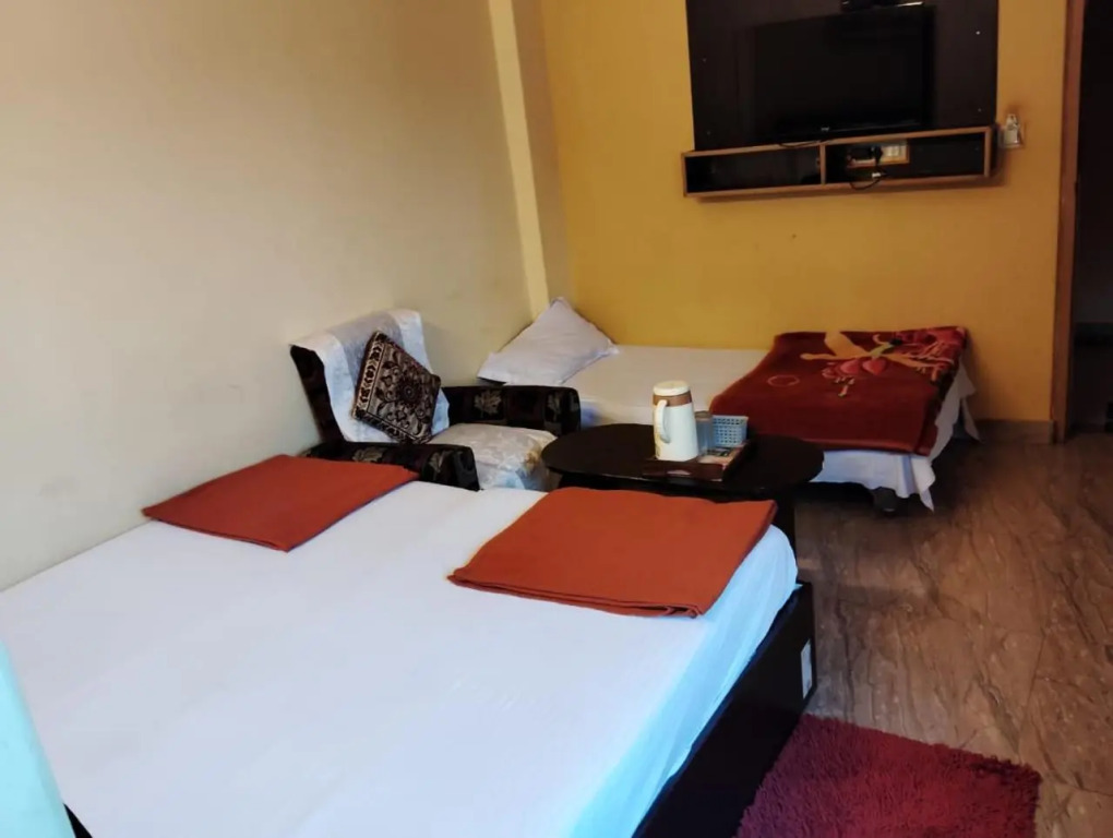 DS Residency-Near Varanasi Jn Railway station N Temples-Parking-Free Wi-Fi