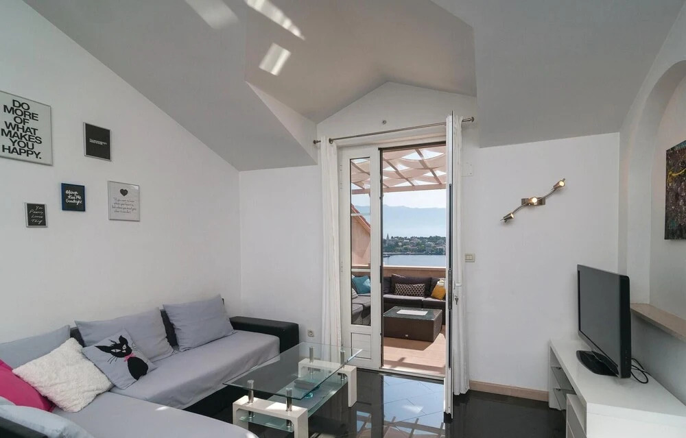Nice Apartment in Selca With 2 Bedrooms and Wifi