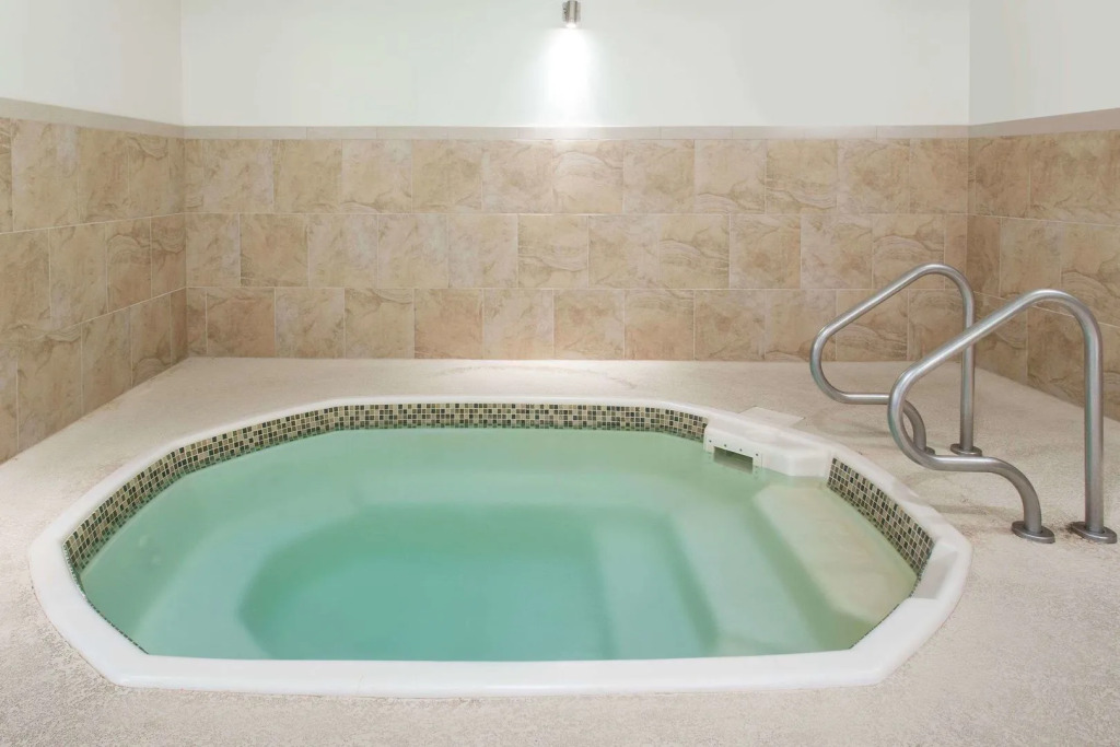 Clarion Pointe Mattoon near University