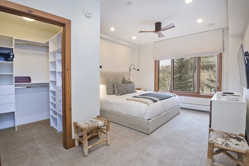 Snowlcoud 203 3 Bedroom Condo by Redawning